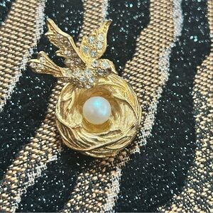 Alice Caviness bird in nest brooch